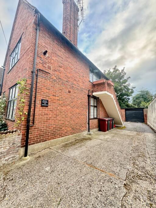 Central Chichester Sanctuary 외부 사진